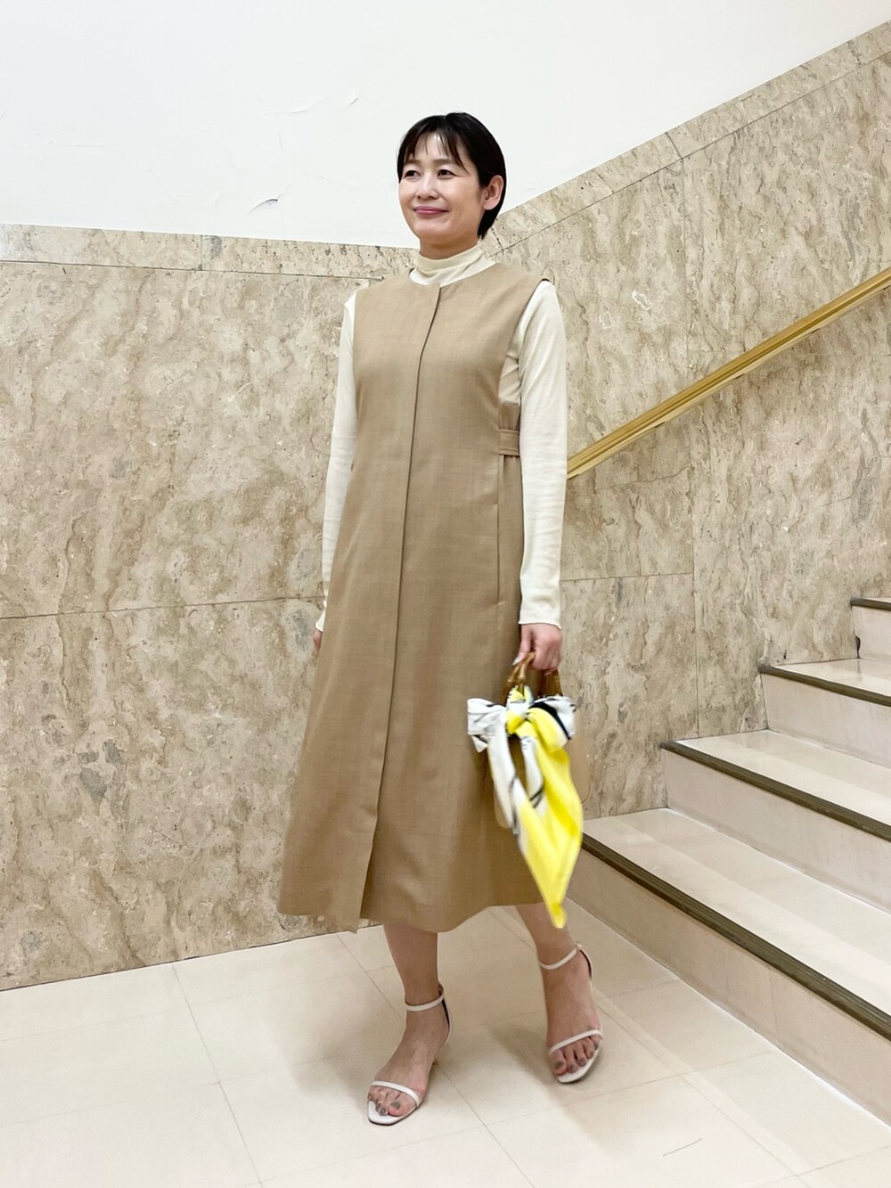 「ワンピース、ジレ、シアーハイネック、サンダル、休日スタイル、春コーデ、オフィスカジュアル、レイヤードスタイル、シアートップス、春服、お出かけコーデ、大人カジュアル、大人女子、骨格ウェーブ、ワンピースコーデ」｜「NOLLEY’Sの◇【WEB限定カラーあり】ストラップサンダル（サンダル、ホワイト系）」を使った、minaさん（レディース・157cm）の春コーディネートの5枚目の写真