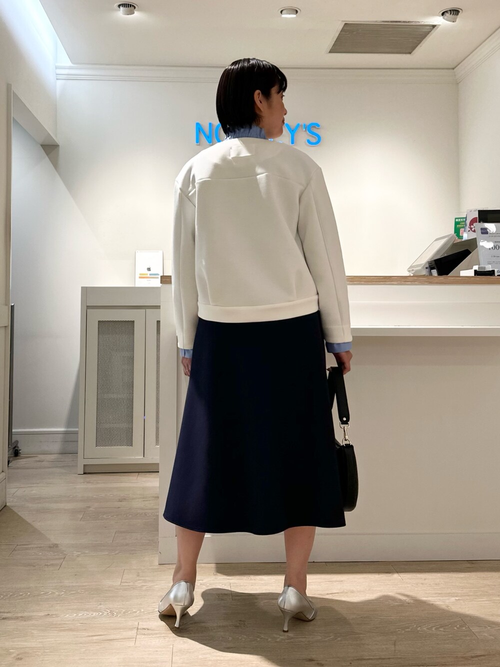 「スカート、スカートスタイル、スカートコーデ、フレアスカート、フレアスカート×白、フレアスカートコーデ、ブルゾン、ブルゾンコーデ、春アウター、春アウターコーデ、セットアップ、セットアップスタイル、セットアップコーデ、フリルシャツ、ブルーシャツ」｜「NOLLEY’Sのウォッシャブルエアボールクルーネックブルゾン（ブルゾン、ホワイト系）」を使った、minaさん（骨格ストレート・レディース・157cm）の冬コーディネートの8枚目の写真