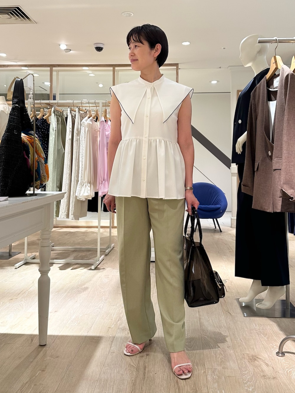 「ブラウス、ブラウスコーデ、ブラウス×パンツ、パンツ、パンツスタイル、パンツコーデ、大人女子、大人かわいい、オトナ女子、オトナカワイイ、オトナガーリー、夏コーデ、夏服コーデ、おでかけコーデ、大人ファッション」｜「NOLLEY’Sのビッグカラーノースリーブブラウス（シャツ/ブラウス、ホワイト系）」を使った、minaさん（骨格ストレート・レディース・157cm）の夏コーディネートの5枚目の写真