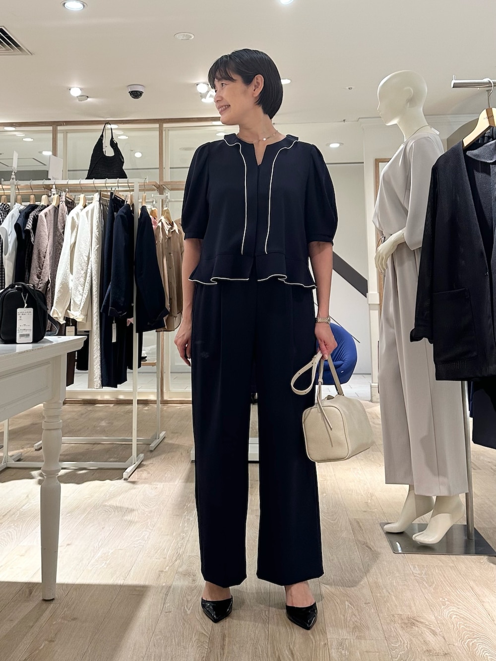 「ブラウス、ブラウスコーデ、ブラウス×パンツ、パンツ、パンツスタイル、パンツコーデ、通勤、通勤コーデ、通勤スタイル、オフィス、オフィススタイル、オフィスコーデ」｜「NOLLEY’Sの《セットアップ対応》ウォッシャブルツイルイージーパンツ（その他パンツ、ブルー系）」を使った、minaさん（骨格ストレート・レディース・157cm）の夏コーディネートの6枚目の写真