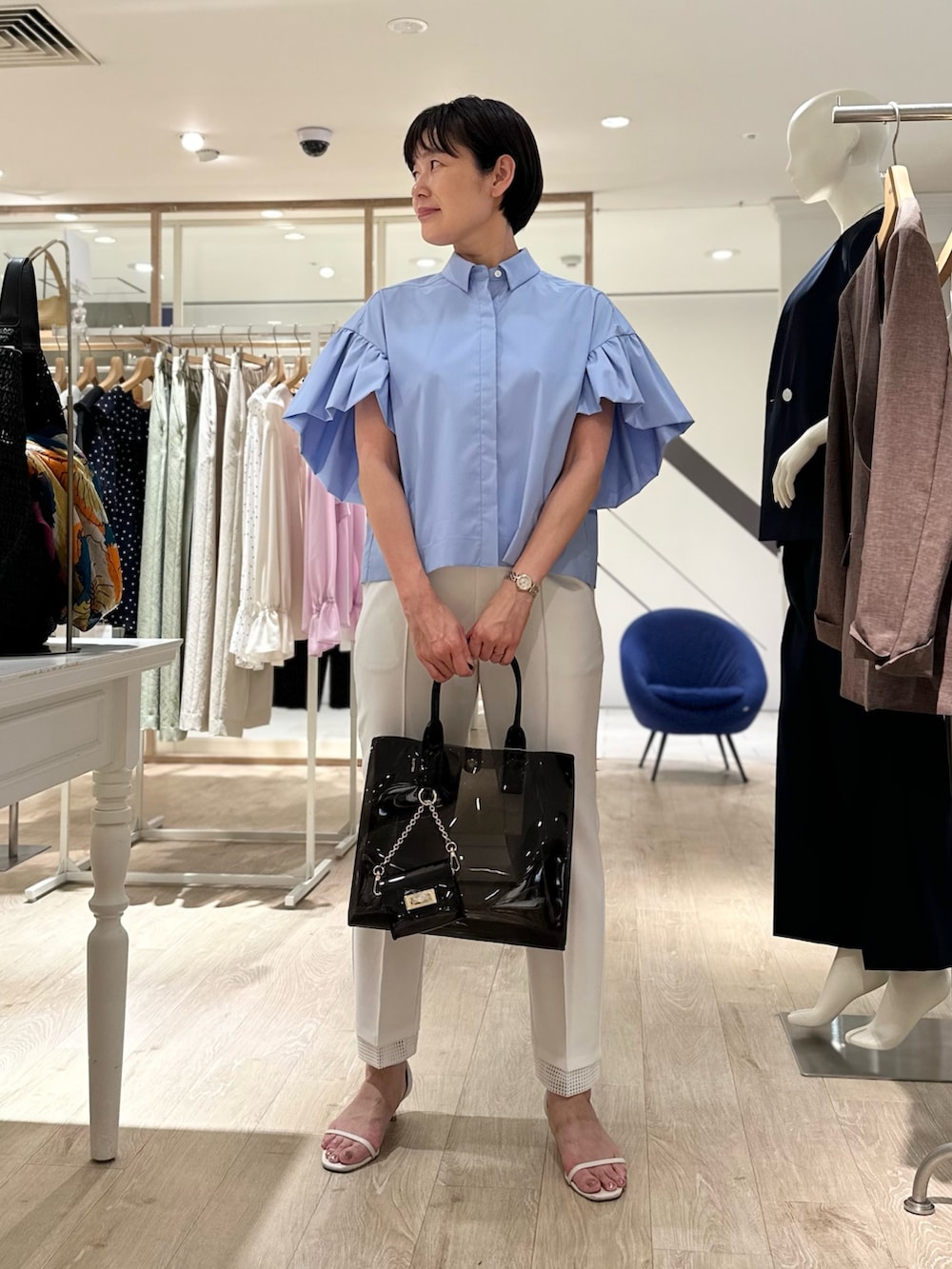 「ブラウス、ブラウスコーデ、ブラウス×パンツ、パンツ、パンツスタイル、パンツコーデ、ブルー x ホワイト、ブルーシャツ、ブルーシャツコーデ、通勤、通勤コーデ、通勤スタイル、大人かわいい、大人女子、オトナ女子」｜「NOLLEY’SのPVCトート＆ミニバッグチャーム（トートバッグ、ブラック系）」を使った、minaさん（骨格ストレート・レディース・157cm）の夏コーディネートの6枚目の写真