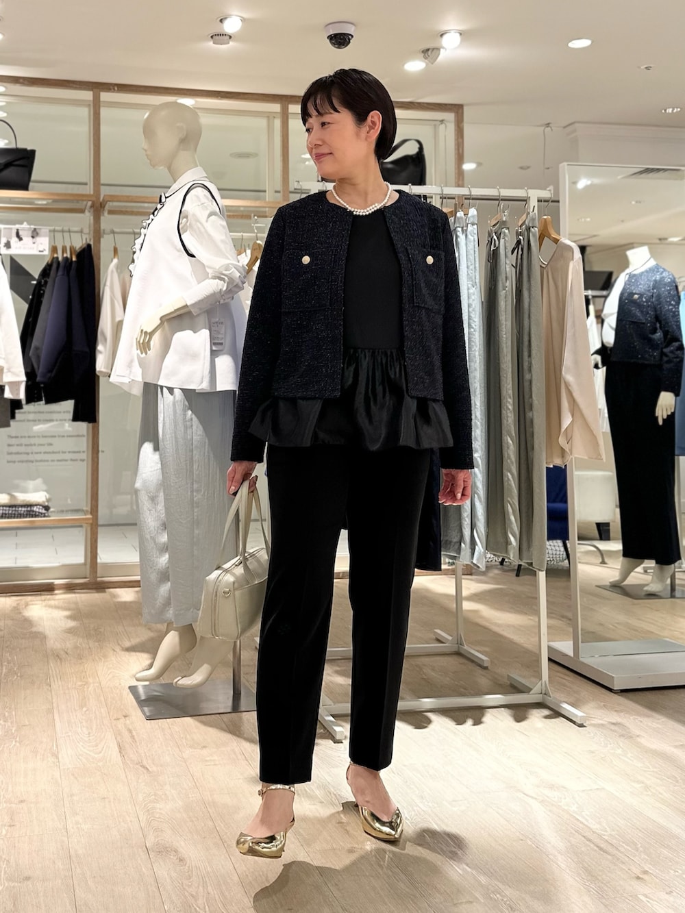 「ジャケット、ジャケットスタイル、ジャケットコーデ、パンツ、パンツスタイル、パンツコーデ、セレモニー、セレモニーコーデ、セレモニースタイル、通勤、通勤コーデ、通勤スタイル、入学式・卒業式、入学式コーデ、卒業式コーデ」|「grace grace の【grace grace/グラスグラス】シェルパールオーバーショートネックレス(ネックレス、ホワイト系)」を使った、minaさん(骨格ストレート・レディース・157cm)の春コーディネートの6枚目の写真