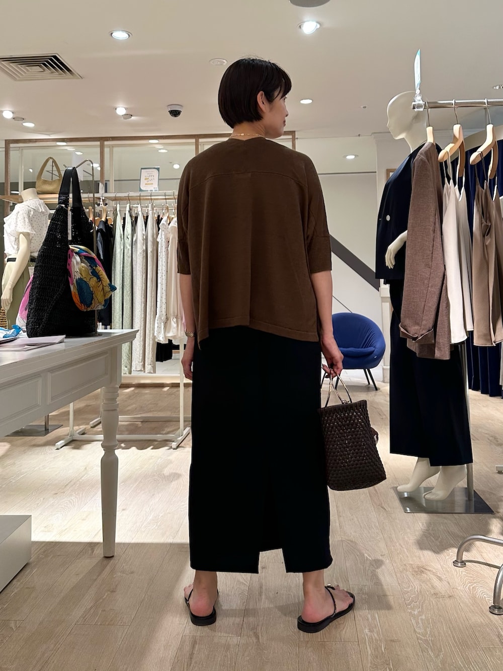 「カーディガン、カーディガンコーデ、リネン、アンサンブルニット、アンサンブル、スカート、スカートスタイル、スカートコーデ、夏ファッション、リラックススタイル、大人コーデ、大人女子、オトナ女子、ブラウンコーデ、ブラウン×ブラック」｜「NOLLEY’Sの【松葉☆別注アイテム】《セットアップ対応》エアリージョーゼットイージータイトスカート（スカート、ブラック系）」を使った、minaさん（骨格ストレート・レディース・157cm）の夏コーディネートの3枚目の写真
