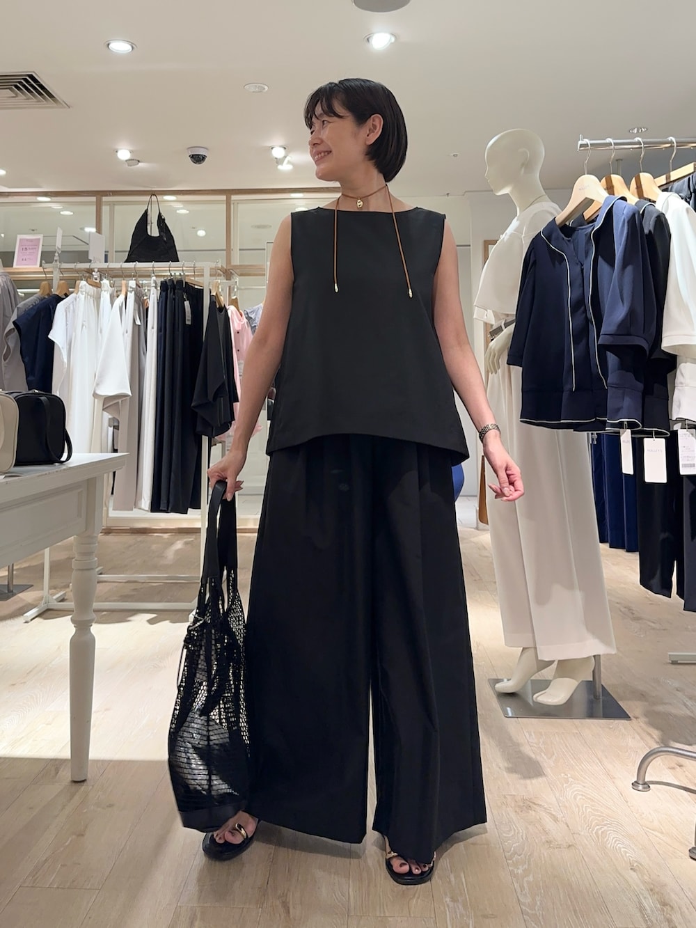 「セットアップ、セットアップスタイル、ノースリーブ、パンツ、パンツスタイル、パンツコーデ、楽チンコーデ、夏ファッション、オトナ女子、ラクチンコーデ、らくちんスタイル、ワイドパンツ、オトナカジュアル、リラックススタイル」｜「NOLLEY’Sのニュアンスプレートネックレス（ネックレス、ゴールド系）」を使った、minaさん（骨格ストレート・レディース・157cm）の夏コーディネートの7枚目の写真
