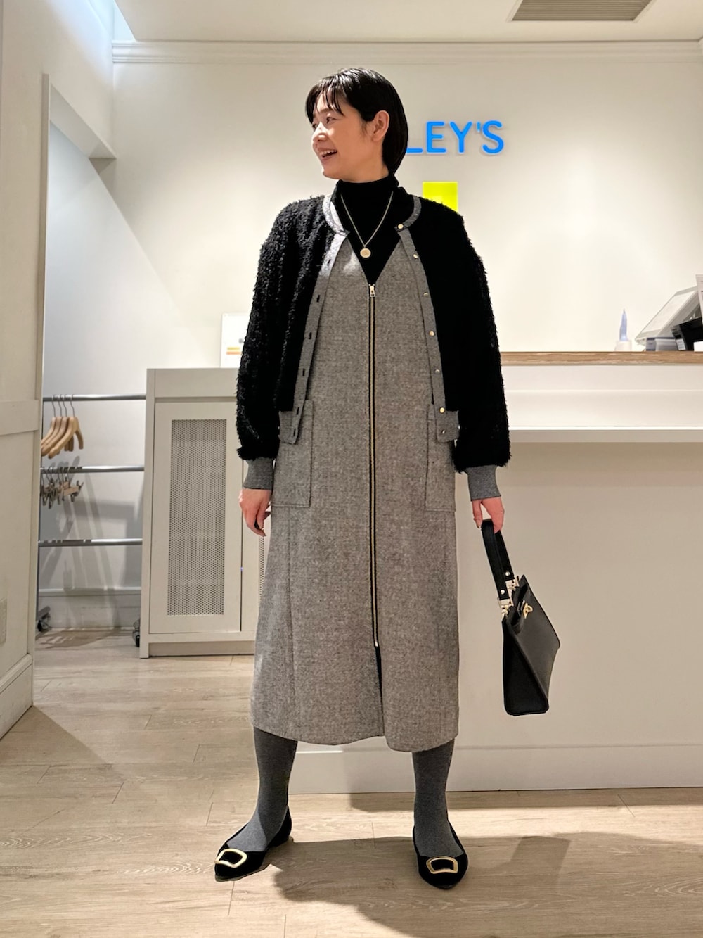 「ワンピース、ワンピーススタイル、ワンピースコーデ、ジャンパースカート、ジャンパースカートコーデ、ジャンパースカート×ニット、ジャンパーワンピース、タートル、タートルネック、タートルネックニット、冬コーデ、冬のコーデ」｜「NOLLEY’Sの静電気防止加工コットンタイツ（タイツ/ストッキング、グレー系）」を使った、minaさん（骨格ストレート・レディース・157cm）の冬コーディネートの2枚目の写真
