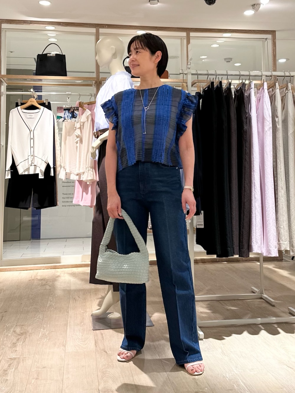 「シアー、シアートップス、シア―ブラウス、デニム、デニムパンツ、デニムコーデ、ジャガード、大人カジュアル、大人コーデ、大人女子、大人かわいい、チェック、春ファッション、大人カジュアルコーデ、オトナカワイイ」｜「Rie Millerの【RM denim】センタープレスハイウエストデニム（デニムパンツ、ブルー系）」を使った、minaさん（骨格ストレート・レディース・157cm）の春コーディネートの2枚目の写真