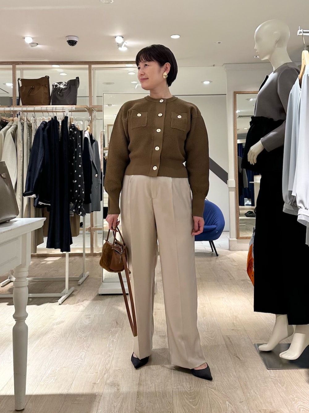 ベージュ系のその他パンツ、イエロー系のショルダーバッグ、イエロー系のカーディガン/ボレロを着用したレディースの秋コーディネートの4枚目の写真