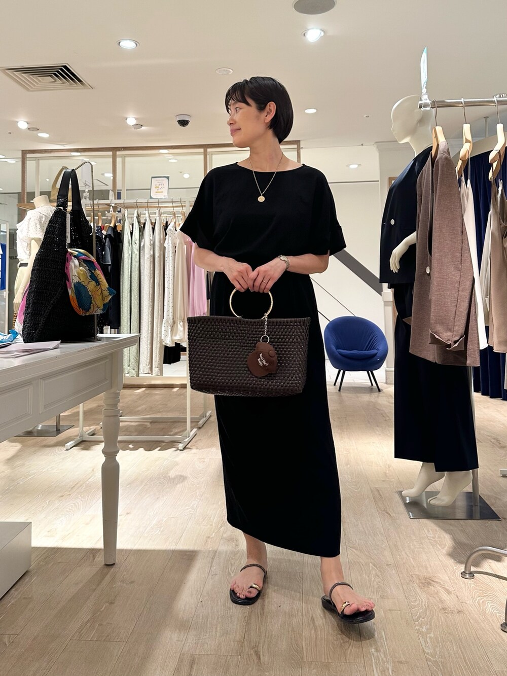 「セットアップ、セットアップスタイル、セットアップコーデ、涼しいコーデ、ブラウス、ブラウスコーデ、ブラウス×スカート、スカート、スカートスタイル、スカートコーデ、リラックス、リラックススタイル、リラックスコーデ、モノトーン、夏服」|「grace grace の【grace grace/グラスグラス】コインネックレス(ネックレス、ゴールド系)」を使った、minaさん(骨格ストレート・レディース・157cm)の春コーディネートの3枚目の写真