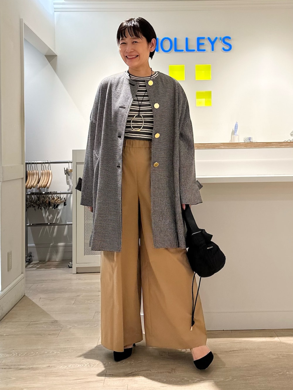 「トラディショナルウェザーウエア、Traditional Weatherwear、ノーカラーコート、コート、ボーダートップス、ワイドパンツ、パンツスタイル、パンツコーデ、秋コーデ、お出かけコーデ、オトナ女子、リラックススタイル」｜「TAIONの【TAION別注】合皮ハンドルダウン巾着バッグ（ショルダーバッグ、ブラック系）」を使った、minaさん（レディース・157cm）の秋コーディネートの7枚目の写真