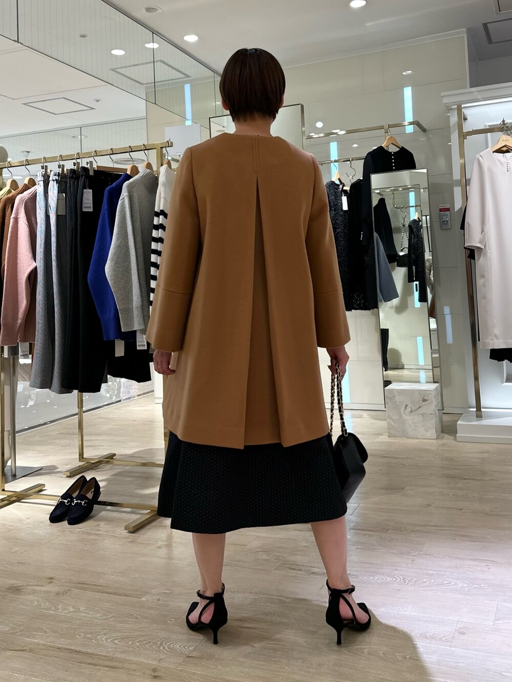 「ノーカラーコート、コート、ワンピース、ワンピーススタイル、お出かけコーデ、大人女子、オトナカワイイ、キレイめ、クリスマス、綺麗めコーデ」｜「NOLLEY’Sのビスチェライクドッキングワンピース（ワンピース、ブラック系）」を使った、minaさん（レディース・157cm）の秋コーディネートの8枚目の写真
