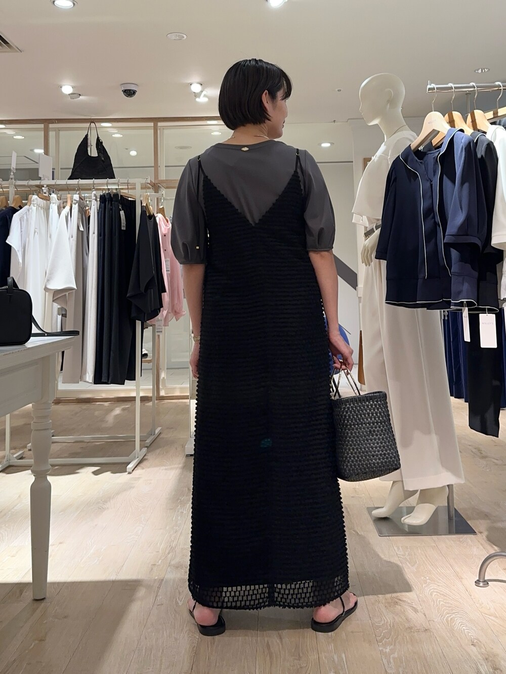 「キャミ、キャミワンピ、キャミワンピース、キャミ×Tシャツ、Tシャツ、5分袖Tシャツ、5分袖カットソー、夏ファッション、オトナ女子、楽チンコーデ、オトナカワイイ、ワンピース、ワンピーススタイル、ワンピースコーデ」|「SANRAMIの【SANRAMI/サンラミ】リングハンドルトートバッグ(トートバッグ、ブラック系)」を使った、minaさん(骨格ストレート・レディース・157cm)の夏コーディネートの5枚目の写真