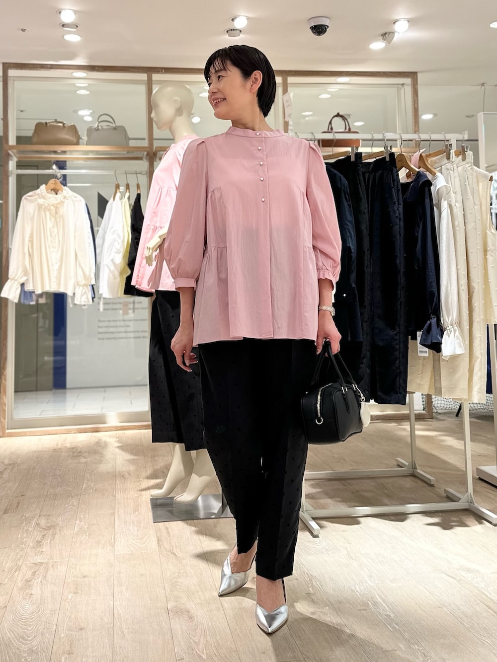 「ブラウス、ブラウスコーデ、ブラウス×パンツ、パンツ、パンツスタイル、パンツコーデ、ピンクコーデ、ピンク×ブラック、春コーデ、春めき満開コーデ、大人かわいい、オトナ女子、ピンク、カラーコーデ、前後2way」｜「NOLLEY’Sのちりめんタイプライター2WAYギャザーブラウス（シャツ/ブラウス、ピンク系）」を使った、minaさん（骨格ストレート・レディース・157cm）の春コーディネートの4枚目の写真