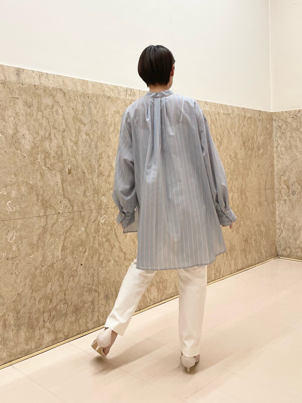 「シアートップス、シアーシャツ、シャツスタイル、白パンツ、白パンツコーデ、パンツスタイル、ストライプシャツ、機能性素材、ウォッシャブル、楽チンコーデ」｜「NOLLEY’Sのシアーストライプオーバーシャツ（シャツ/ブラウス、ブルー系）」を使った、minaさん（レディース・157cm）の春コーディネートの4枚目の写真