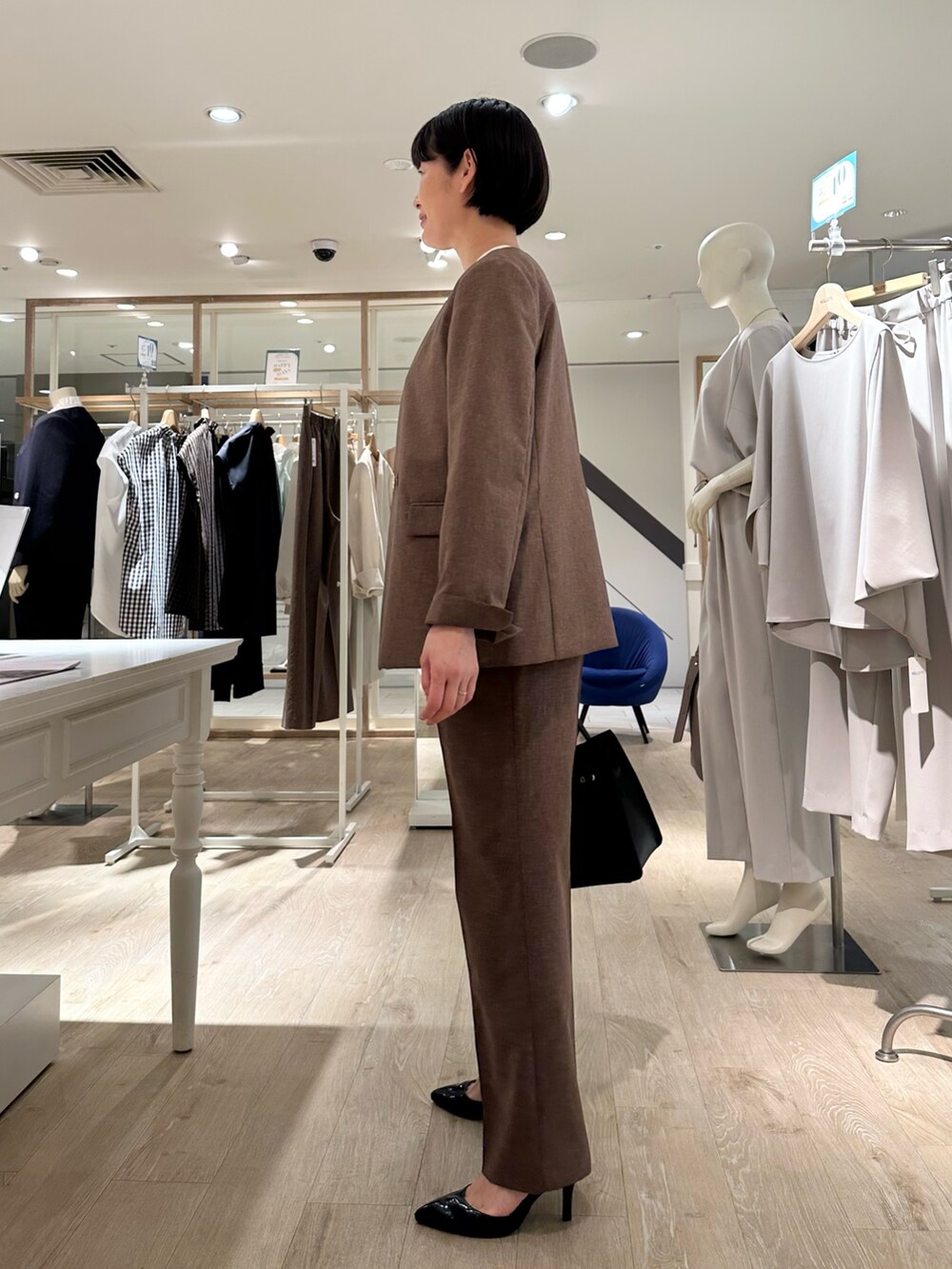 「ジャケット、ジャケットスタイル、ジャケットコーデ、ブラウス、ブラウスコーデ、パンツ、パンツスタイル、パンツコーデ、セットアップ、セットアップスタイル、セットアップコーデ、通勤、通勤コーデ、通勤スタイル、オフィスコーデ」｜「NOLLEY’Sの《セットアップ対応》ウォッシャブルドライトロピカルセミワイド美脚パンツ（その他パンツ、ブラウン系）」を使った、minaさん（骨格ストレート・レディース・157cm）の夏コーディネートの3枚目の写真