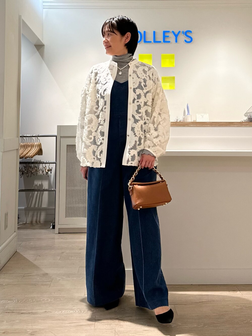 「KIRYU、タートルネック、オールインワン、デニム、秋コーデ、お出かけコーデ、オトナカジュアル、デニムコーデ、秋服準備はじめました」|「Rie Millerの【RM denim】デニムオールインワン(つなぎ/オールインワン、ブルー系)」を使った、minaさん(レディース・157cm)の秋コーディネートの7枚目の写真