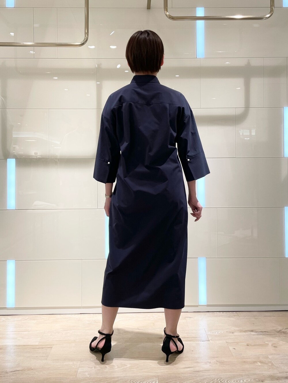 「ワンピース、シャツワンピース、ネイビーワンピース、春服、お出かけコーデ、高機能素材」｜「NOLLEY’Sの《手洗い可能》シャツワンピース（シャツワンピース、ブルー系）」を使った、minaさん（レディース・157cm）の春コーディネートの3枚目の写真