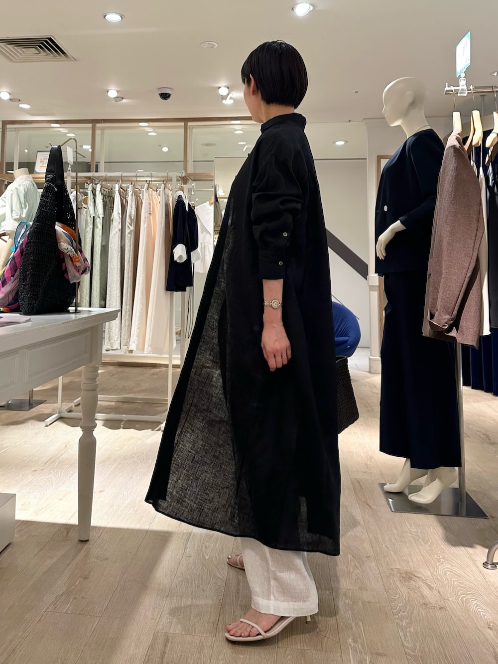 「リネン、リネンパンツ、リネンワンピース、ワンピースコーデ、ワンピーススタイル、リラックススタイル、リラックスパンツ、リラックスコーデ、リラックスワンピース、シャツはおり、はおりワンピ、夏ファッション、大人カジュアルコーデ、ラフコーデ、大人コーデ」｜「SANRAMIの【SANRAMI/サンラミ】【松葉☆別注アイテム】リングハンドルメルカドバッグ（かごバッグ、ブラウン系）」を使った、minaさん（骨格ストレート・レディース・157cm）の夏コーディネートの5枚目の写真