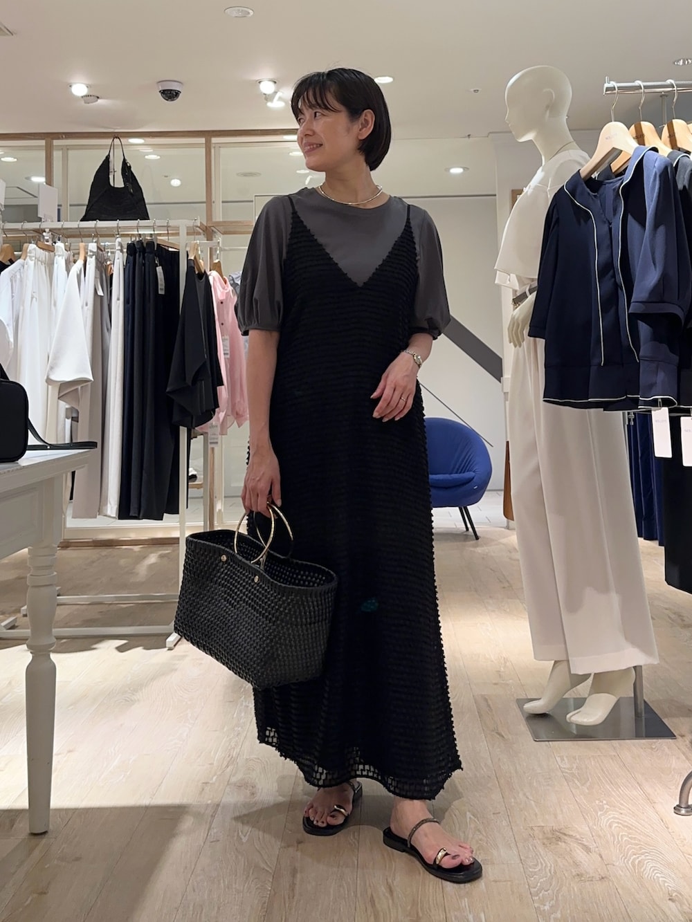 「キャミ、キャミワンピ、キャミワンピース、キャミ×Tシャツ、Tシャツ、5分袖Tシャツ、5分袖カットソー、夏ファッション、オトナ女子、楽チンコーデ、オトナカワイイ、ワンピース、ワンピーススタイル、ワンピースコーデ」|「SANRAMIの【SANRAMI/サンラミ】リングハンドルトートバッグ(トートバッグ、ブラック系)」を使った、minaさん(骨格ストレート・レディース・157cm)の夏コーディネートの2枚目の写真