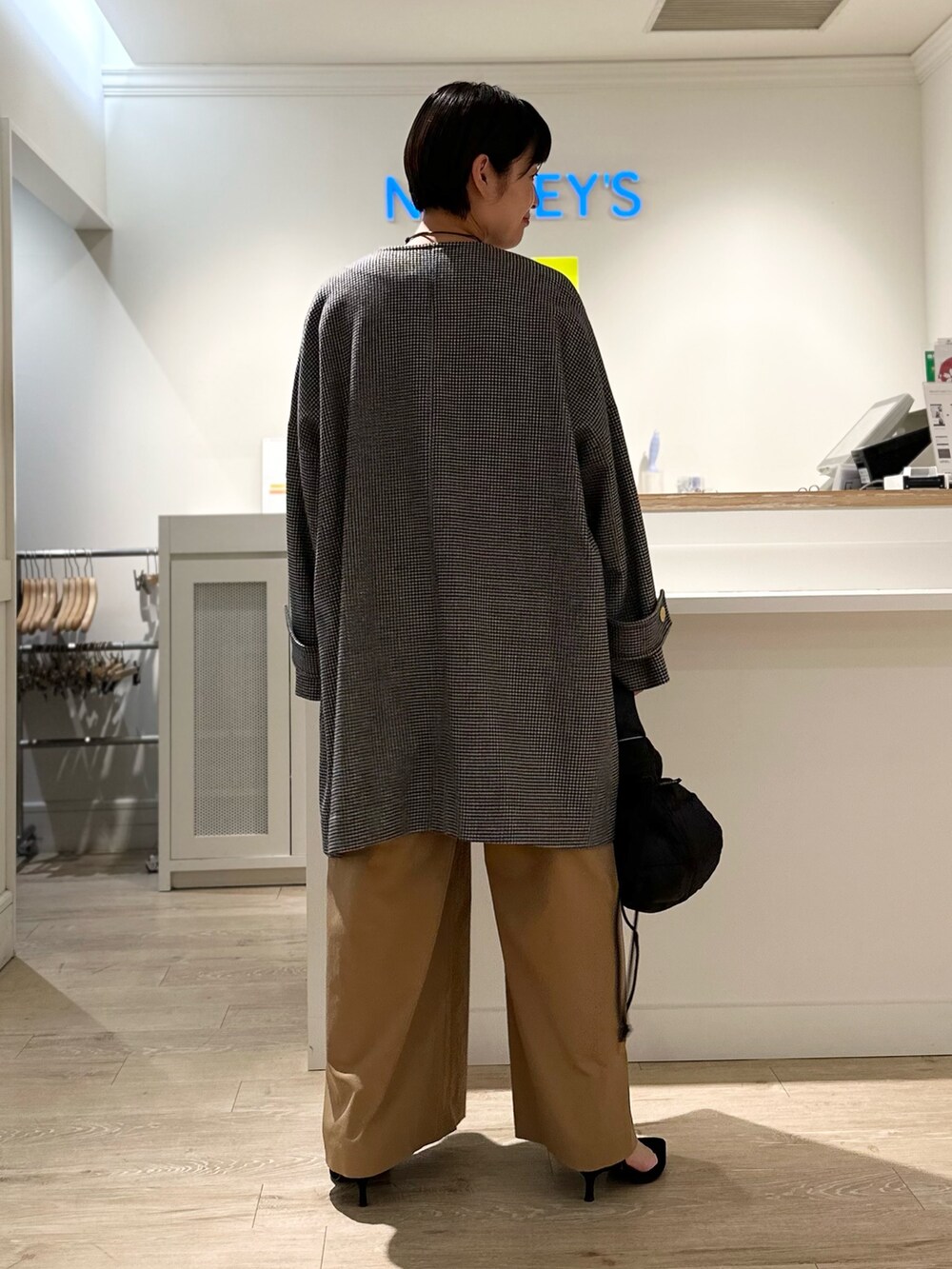 「トラディショナルウェザーウエア、Traditional Weatherwear、ノーカラーコート、コート、ボーダートップス、ワイドパンツ、パンツスタイル、パンツコーデ、秋コーデ、お出かけコーデ、オトナ女子、リラックススタイル」｜「TAIONの【TAION別注】合皮ハンドルダウン巾着バッグ（ショルダーバッグ、ブラック系）」を使った、minaさん（レディース・157cm）の秋コーディネートの4枚目の写真