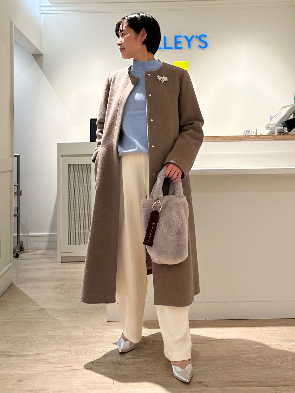 「アンサンブルニット、カーディガン、ハイネックニット、パンツスタイル、ワイドパンツ、ブルー x ホワイト、冬コーデ、ニット、あったかコーデ、お出かけコーデ、大人女子」｜「NOLLEY’Sのウォッシャブル裏起毛イージーワイドパンツ（その他パンツ、ホワイト系）」を使った、minaさん（レディース・157cm）の秋コーディネートの9枚目の写真