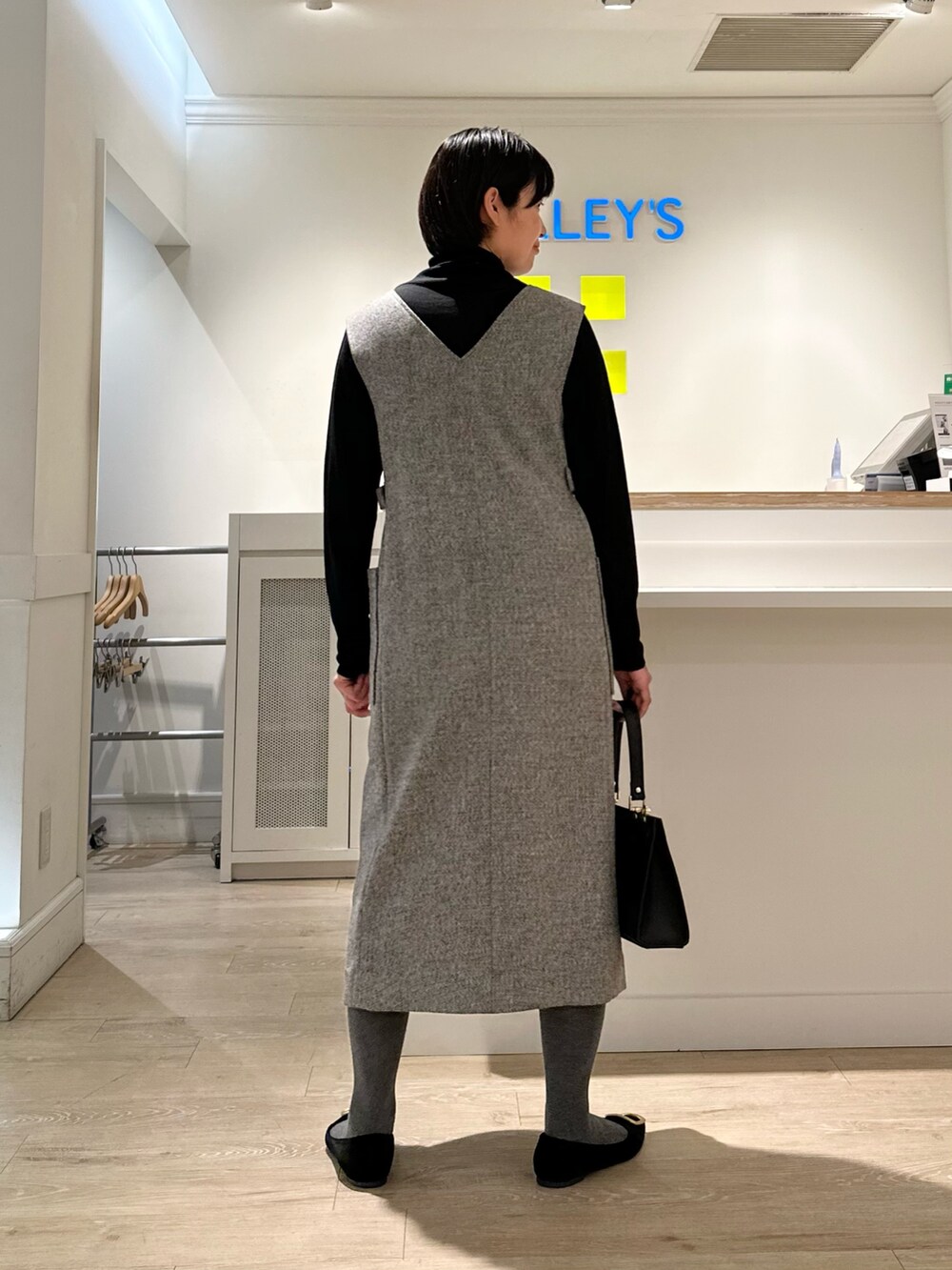 「ワンピース、ワンピーススタイル、ワンピースコーデ、ジャンパースカート、ジャンパースカートコーデ、ジャンパースカート×ニット、ジャンパーワンピース、タートル、タートルネック、タートルネックニット、冬コーデ、冬のコーデ」｜「NOLLEY’Sの静電気防止加工コットンタイツ（タイツ/ストッキング、グレー系）」を使った、minaさん（骨格ストレート・レディース・157cm）の冬コーディネートの9枚目の写真