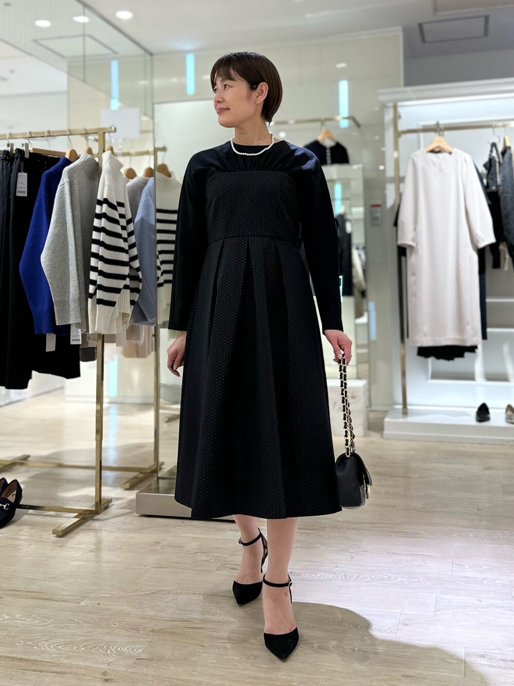 「ノーカラーコート、コート、ワンピース、ワンピーススタイル、お出かけコーデ、大人女子、オトナカワイイ、キレイめ、クリスマス、綺麗めコーデ」｜「NOLLEY’Sのビスチェライクドッキングワンピース（ワンピース、ブラック系）」を使った、minaさん（レディース・157cm）の秋コーディネートの2枚目の写真