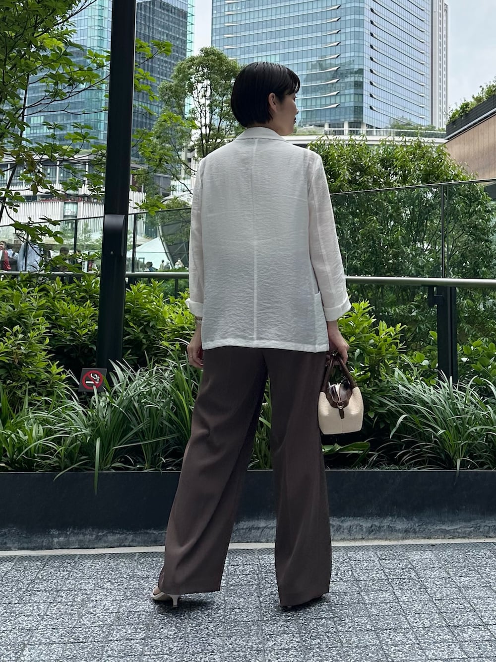 「ジャケット、ジャケットスタイル、ジャケットコーデ、シアージャケット、シアージャケットコーデ、パンツ、パンツスタイル、パンツコーデ、ワイドパンツ、ワイドパンツコーデ、お出かけコーデ、オトナ女子、夏服、ブラウンパンツ、ノースリーブニット」｜「NOLLEY’Sの【LORISTELLA/ロリステッラ】雑材コンビミニバッグmade in italy（バックパック/リュック、ブラウン系）」を使った、minaさん（骨格ストレート・レディース・157cm）の春コーディネートの6枚目の写真