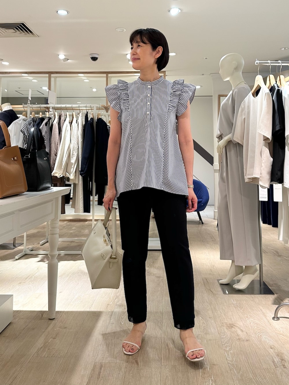 「ストライプ、ストライプシャツ、パンツ、パンツスタイル、パンツコーデ、夏コーデ、夏服コーデ、おでかけコーデ、夏ファッション、大人ファッション、大人女子、お出かけコーデ、オトナカワイイ、フリルブラウス、オトナ女子」｜「NOLLEY’Sのひねり金具付きワンハンドルバッグ【WEB STAFF守屋☆別注アイテム】（ショルダーバッグ、イエロー系）」を使った、minaさん（骨格ストレート・レディース・157cm）の夏コーディネートの3枚目の写真