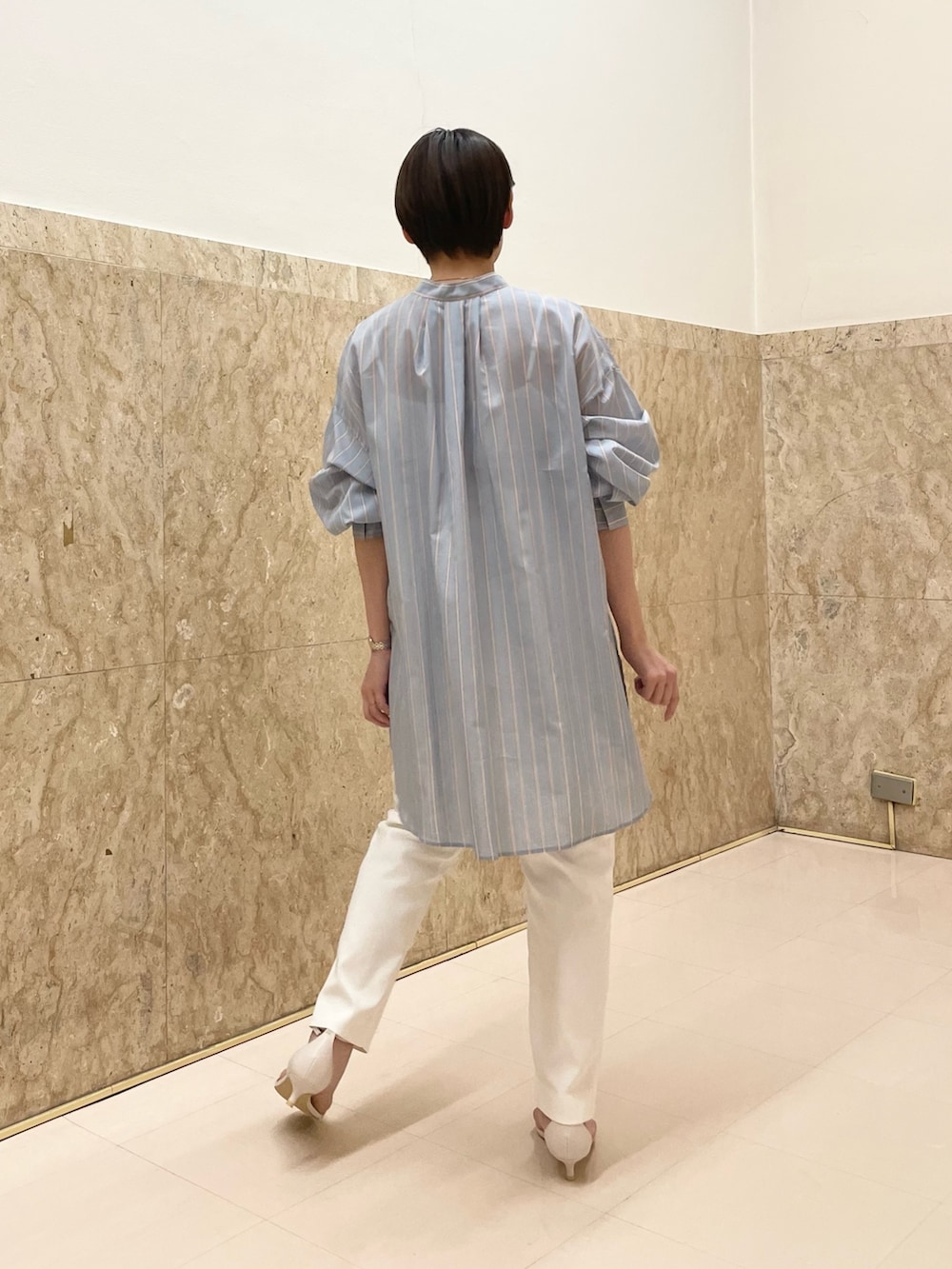 「シアートップス、シアーシャツ、シャツスタイル、白パンツ、白パンツコーデ、パンツスタイル、ストライプシャツ、機能性素材、ウォッシャブル、楽チンコーデ」｜「NOLLEY’Sのシアーストライプオーバーシャツ（シャツ/ブラウス、ブルー系）」を使った、minaさん（レディース・157cm）の春コーディネートの9枚目の写真