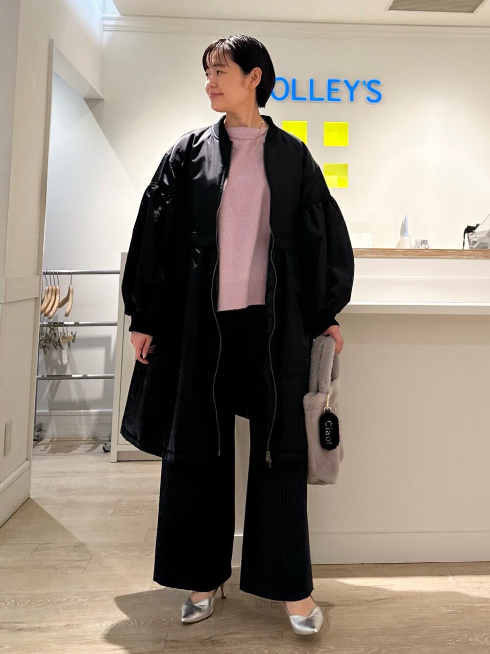 「ブルゾン、ニット、パンツスタイル、パンツコーデ、パンツ、あったかコーデ、きれいめカジュアル、オトナカジュアル、ゆるコーデ、大人女子」|「NOLLEY’Sの2wayチェーンチョーカー(ネックレス、ゴールド系)」を使った、minaさん(レディース・157cm)の秋コーディネートの8枚目の写真
