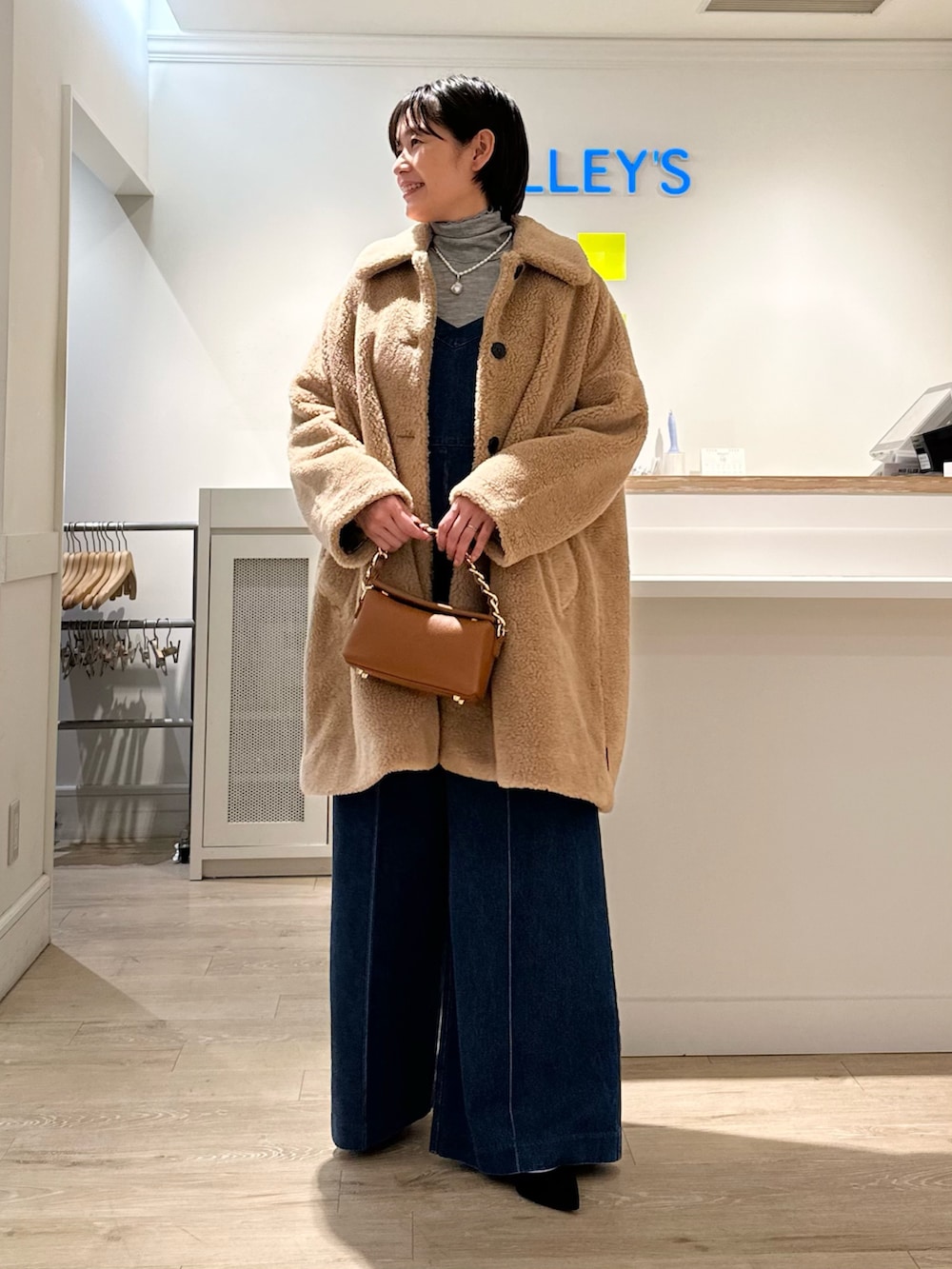 「エコファー、Traditional Weatherwear、トラディショナルウェザーウエア、タートルネック、オールインワン、デニム、テーマパークコーデ、お出かけコーデ、パールネックレス」|「Rie Millerの【RM denim】デニムオールインワン(つなぎ/オールインワン、ブルー系)」を使った、minaさん(レディース・157cm)の秋コーディネートの7枚目の写真