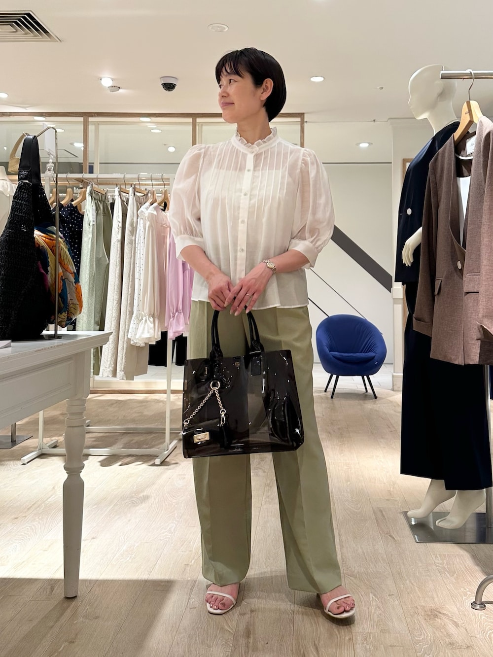 「フリル、フリルトップス、フリルブラウス、ブラウス、ブラウスコーデ、ブラウス×パンツ、パンツ、パンツスタイル、パンツコーデ、通勤、通勤コーデ、通勤スタイル、夏コーデ、大人ファッション、オトナカワイイ」｜「NOLLEY’SのPVCトート＆ミニバッグチャーム（トートバッグ、ブラック系）」を使った、minaさん（骨格ストレート・レディース・157cm）の夏コーディネートの4枚目の写真