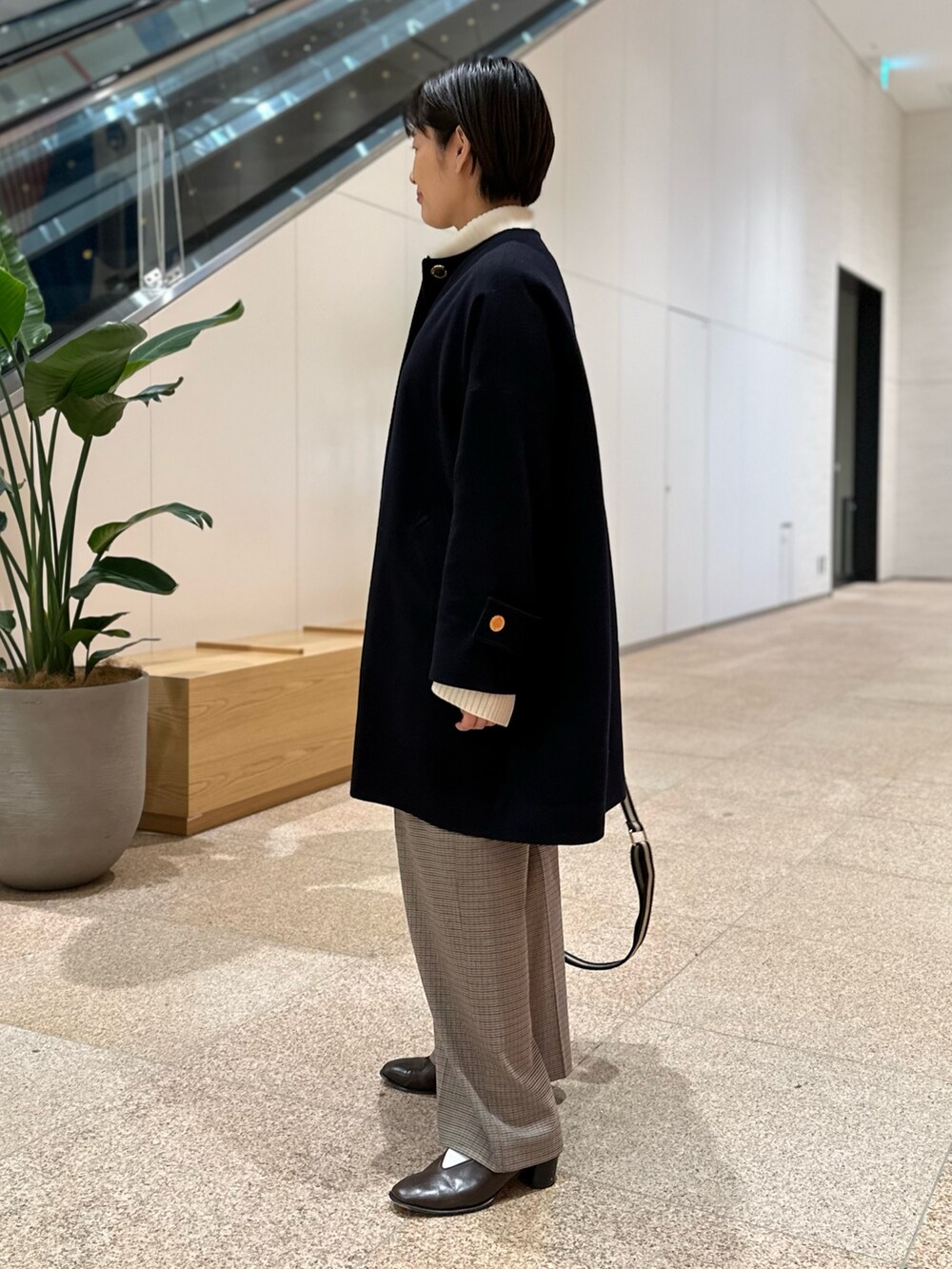 「ノーカラーコート、トラディショナルウェザーウエア、Traditional Weatherwear、ショート丈トップス、ワイドパンツ、ボストンバッグ、休日スタイル、大人女子、大人かわいい、150cm台コーデ、アウターコーデ」｜「NOLLEY’Sのボストンバッグ（ショルダーバッグ、ブラウン系）」を使った、minaさん（レディース・157cm）の秋コーディネートの5枚目の写真