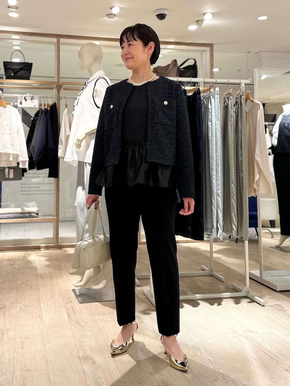 「ジャケット、ジャケットスタイル、ジャケットコーデ、パンツ、パンツスタイル、パンツコーデ、セレモニー、セレモニーコーデ、セレモニースタイル、通勤、通勤コーデ、通勤スタイル、入学式・卒業式、入学式コーデ、卒業式コーデ」|「grace grace の【grace grace/グラスグラス】シェルパールオーバーショートネックレス(ネックレス、ホワイト系)」を使った、minaさん(骨格ストレート・レディース・157cm)の春コーディネートの9枚目の写真