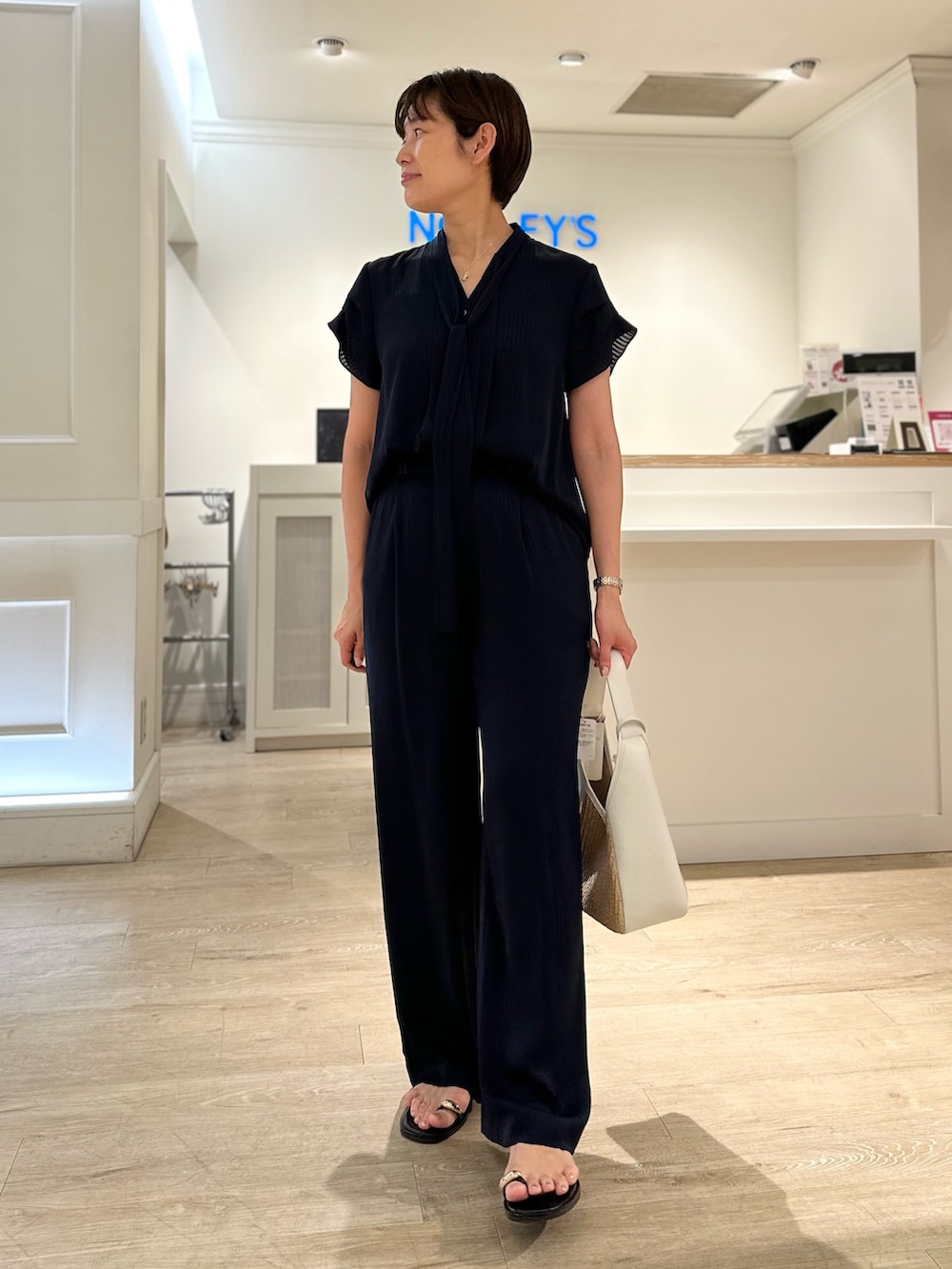 「セットアップ、セットアップスタイル、サンダル、夏コーデ、ボウタイブラウス、パンツスタイル、パンツコーデ、細見えコーデ、ネイビーコーデ」｜「NICOLAS LAINASの【NICOLAS LAINAS/ニコラス ライナス】ゴールドフィンガーフックサンダル（サンダル、ブラック系）」を使った、minaさん（レディース・157cm）の夏コーディネートの5枚目の写真