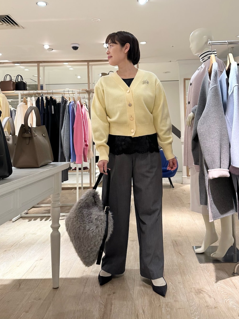 グレー系のその他パンツ、ベージュ系のショルダーバッグ、ブラック系のシャツ/ブラウスを着用したレディースの秋コーディネートの2枚目の写真