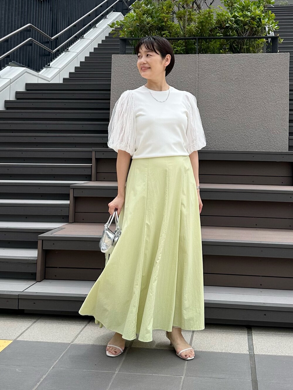 「スカート、スカートスタイル、スカートコーデ、ロングスカート、ロングスカートコーデ、袖ボリューム、袖コンシャス、オトナカワイイ、オトナ女子、大人女子、大人かわいい、大人可愛い、大人ファッション」｜「NOLLEY’S Sophiの高機能 タスランフレアロングスカート（スカート、グリーン系）」を使った、minaさん（骨格ストレート・レディース・157cm）の夏コーディネートの5枚目の写真