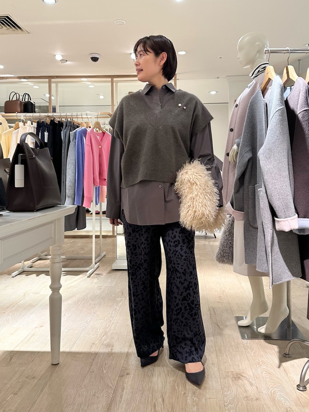 ブルー系のその他パンツ、ベージュ系のショルダーバッグ、ブラウン系のシャツ/ブラウスを着用したレディースの秋コーディネートの2枚目の写真