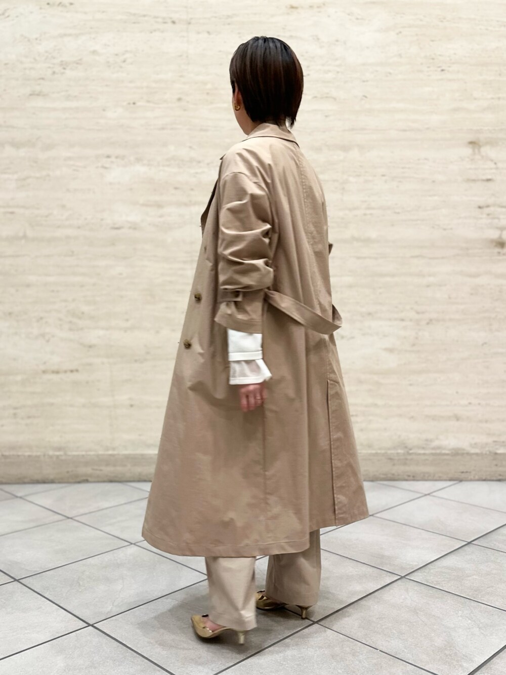 「トレンチコート、トレンチ、ニットジャケット、シアートップス、チノパン、パンツコーデ、ワントーンコーデ、春アウター、春服、オトナ女子」｜「NOLLEY’Sのウォッシャブルチノ風ワイドパンツ（チノパンツ、ベージュ系）」を使った、minaさん（レディース・157cm）の冬コーディネートの4枚目の写真