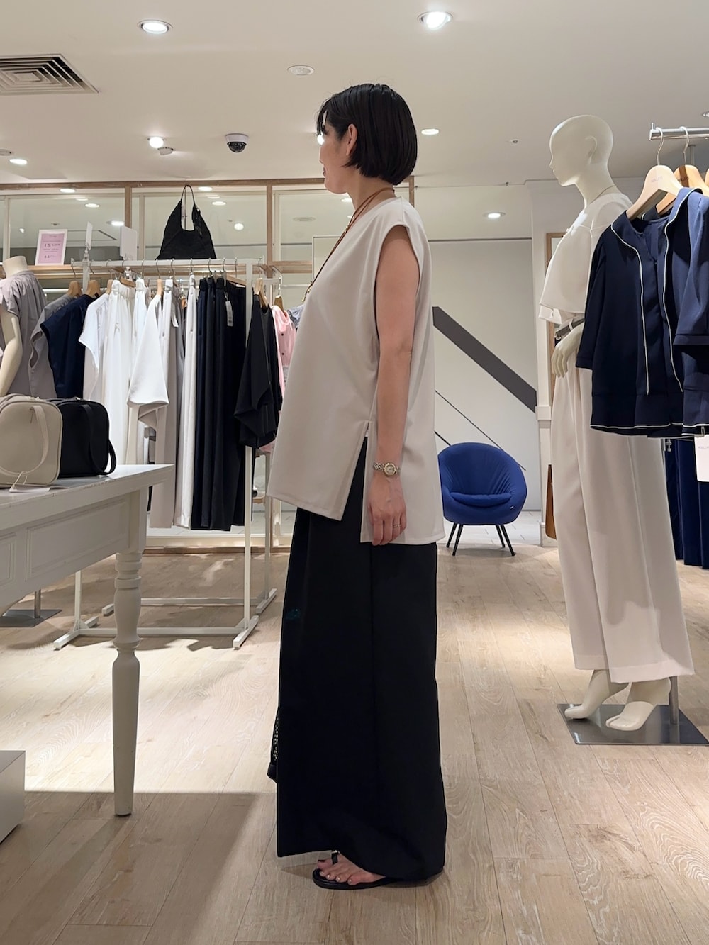 「ベスト、パンツ、パンツスタイル、パンツコーデ、楽チンコーデ、夏ファッション、オトナ女子、ラフコーデ、ラクチンコーデ、大人女子、リラックススタイル、大人コーデ」|「NOLLEY’Sのメッシュトート(ポーチ・チャーム付)(ショルダーバッグ、ブラック系)」を使った、minaさん(骨格ストレート・レディース・157cm)の夏コーディネートの3枚目の写真