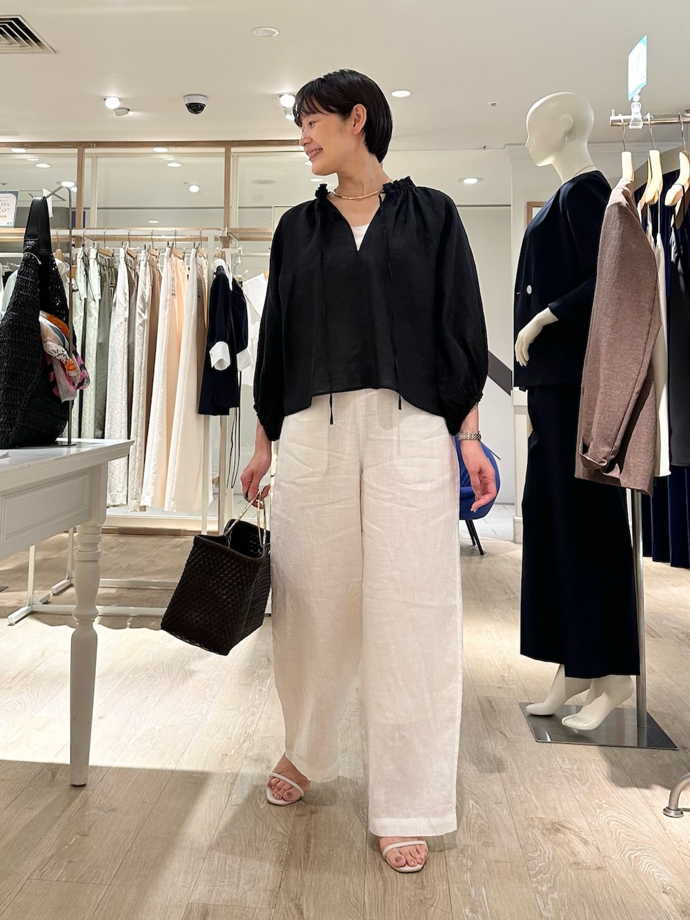 「リネン、リネンパンツ、リネンシャツ、パンツスタイル、パンツコーデ、リラックススタイル、リラックスパンツ、リラックスコーデ、リラックスカジュアル、セットアップ、セットアップスタイル、セットアップコーデ、リネンブラウス、夏ファッション、大人カジュアルコーデ」｜「NOLLEY’Sの【WEB STAFF恵☆別注カラーあり】《セットアップ対応》リネンセミワイドパンツ（その他パンツ、ホワイト系）」を使った、minaさん（骨格ストレート・レディース・157cm）の夏コーディネートの5枚目の写真