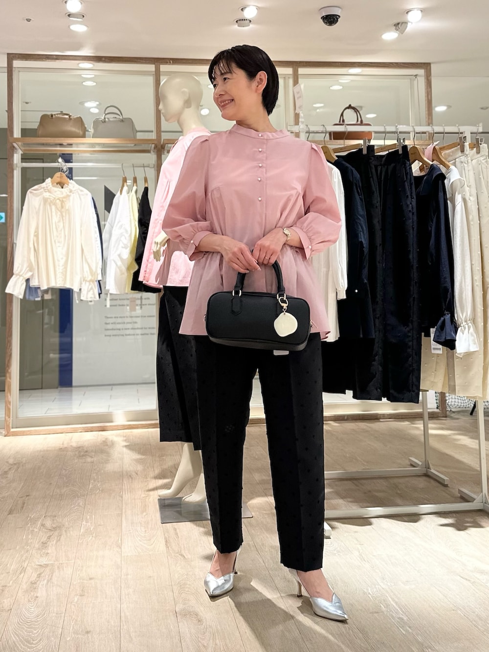 「ブラウス、ブラウスコーデ、ブラウス×パンツ、パンツ、パンツスタイル、パンツコーデ、ピンクコーデ、ピンク×ブラック、春コーデ、春めき満開コーデ、大人かわいい、オトナ女子、ピンク、カラーコーデ、前後2way」｜「NOLLEY’Sのちりめんタイプライター2WAYギャザーブラウス（シャツ/ブラウス、ピンク系）」を使った、minaさん（骨格ストレート・レディース・157cm）の春コーディネートの6枚目の写真