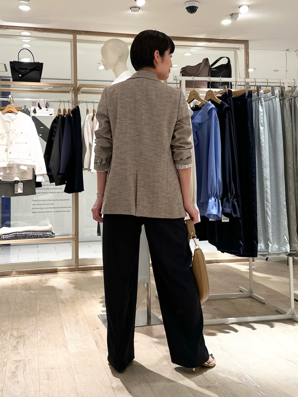 「ジャケット、ジャケットスタイル、ジャケットコーデ、オールインワン、オールインワンコーデ、シアートップス、セレモニーコーデ、セレモニースタイル、総会、ロンT、春コーデ、大人かわいい、きれいめコーデ、春服、今日のコーデ」|「NOLLEY’Sの【追加】ウォッシャブルラッフルパーツ付きオールインワン(つなぎ/オールインワン、ブラック系)」を使った、minaさん(骨格ストレート・レディース・157cm)の春コーディネートの4枚目の写真