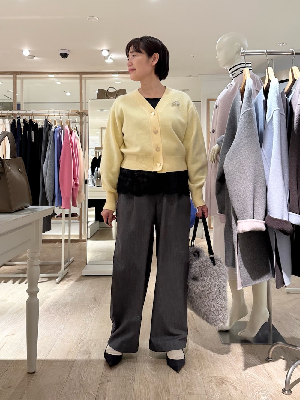 グレー系のその他パンツ、ベージュ系のショルダーバッグ、ブラック系のシャツ/ブラウスを着用したレディースの秋コーディネートの8枚目の写真