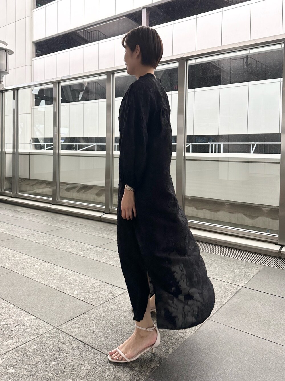 「ワンピース、ワンピーススタイル、初夏コーデ、ブラック、休日スタイル、ラクチンコーデ、オトナカワイイ、シアーワンピース、おでかけコーデ」｜「NOLLEY’Sの◇【WEB限定カラーあり】ストラップサンダル（サンダル、ホワイト系）」を使った、minaさん（レディース・157cm）の春コーディネートの3枚目の写真