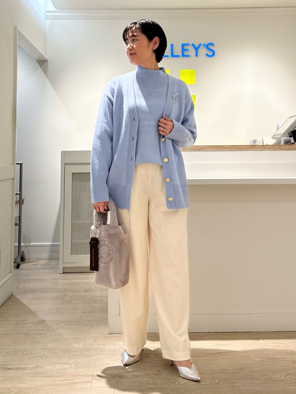 「アンサンブルニット、カーディガン、ハイネックニット、パンツスタイル、ワイドパンツ、ブルー x ホワイト、冬コーデ、ニット、あったかコーデ、お出かけコーデ、大人女子」｜「NOLLEY’Sのウォッシャブル裏起毛イージーワイドパンツ（その他パンツ、ホワイト系）」を使った、minaさん（レディース・157cm）の秋コーディネートの3枚目の写真