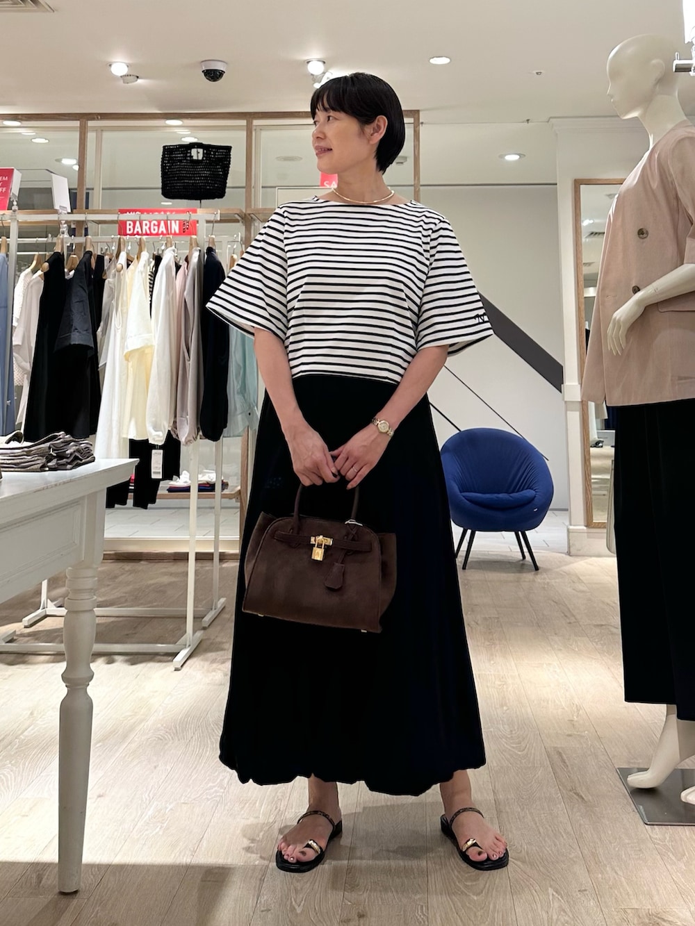 「tシャツ、Tシャツ、Tシャツコーデ、スカート、スカートスタイル、スカートコーデ、ボーダー、ボーダートップス、ボーダーTシャツ、バルーンスカート、大人カジュアルコーデ、オトナ女子、お出かけコーデ、ラフコーデ、オトナカワイイ」|「NOLLEY’Sの【SINBONO/シンボノ】 スエードコンビトートバッグ(トートバッグ、ブラウン系)」を使った、minaさん(骨格ストレート・レディース・157cm)の夏コーディネートの5枚目の写真