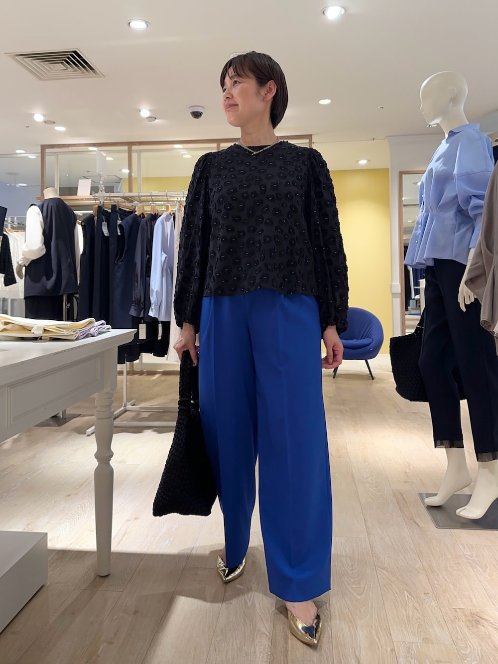 ブルー系のその他パンツ、ブルー系のシャツ/ブラウス、グレー系のネックレスを着用したレディースの冬コーディネートの3枚目の写真