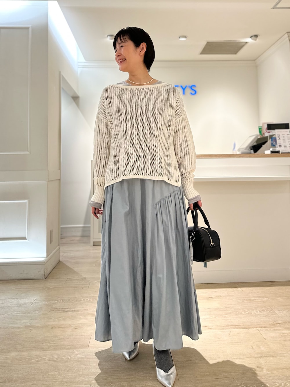 「スカート、スカートスタイル、スカートコーデ、春ニット、メッシュニット、メッシュトップス、春服、大人可愛い、春カラー、フェミニン」|「NOLLEY’Sの【grace grace/グラスグラス】【WEB STAFF恵☆別注アイテム】プレーンチョーカー(チョーカー、シルバー系)」を使った、minaさん(骨格ストレート・レディース・157cm)の冬コーディネートの2枚目の写真
