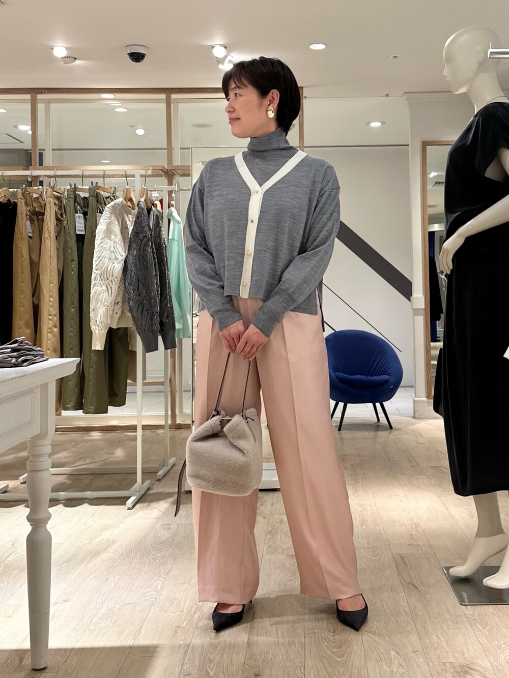 ベージュ系のショルダーバッグ、ピンク系のその他パンツ、グレー系のカーディガン/ボレロを着用したレディースの秋コーディネートの5枚目の写真